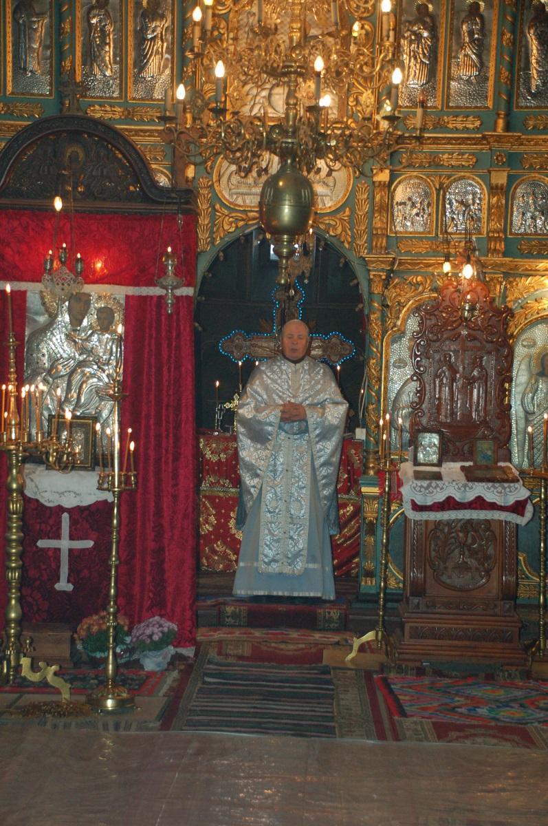 Preotul paroh predicând