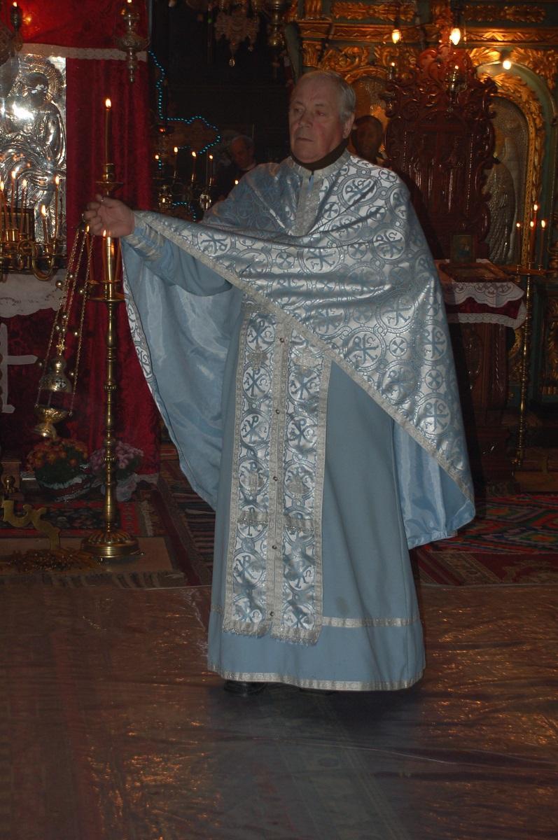 Preotul paroh slujind