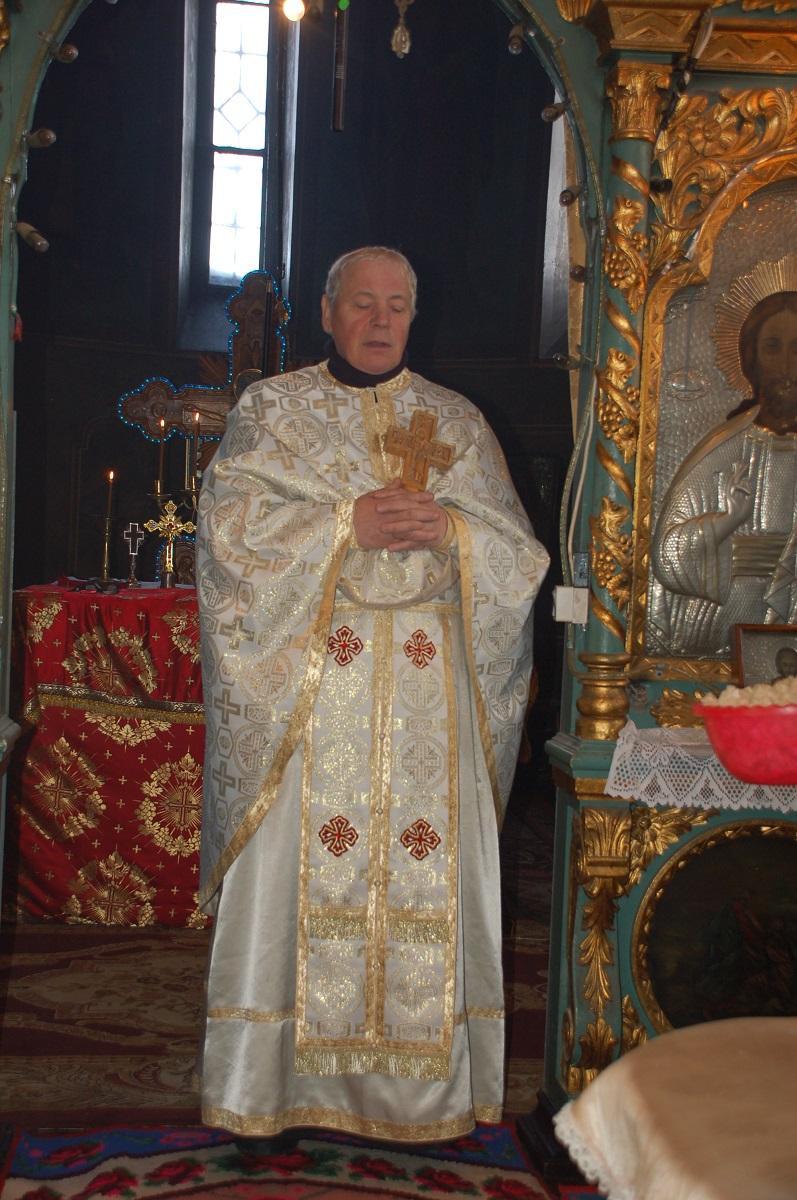 Preotul paroh slujind